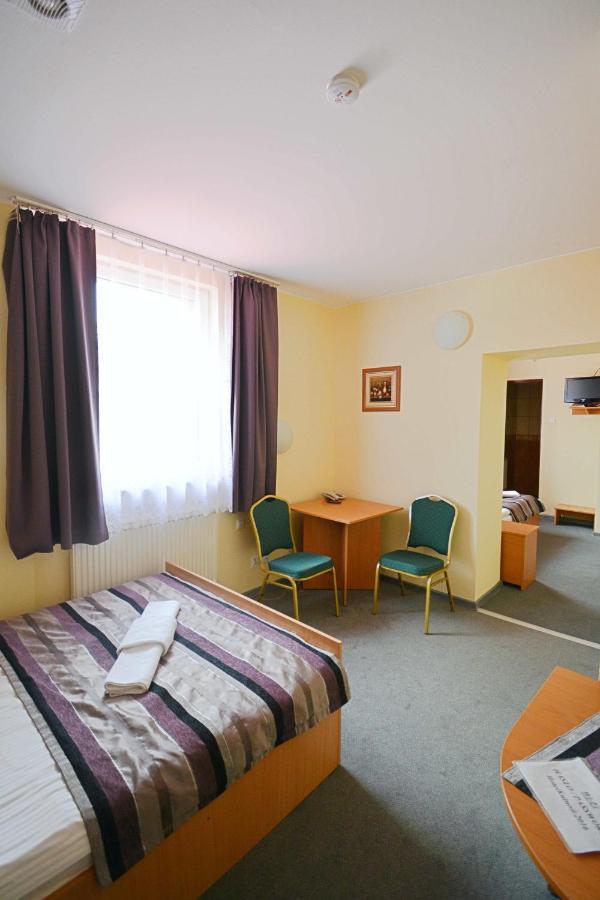 Hotel Awis Kutno Exterior foto